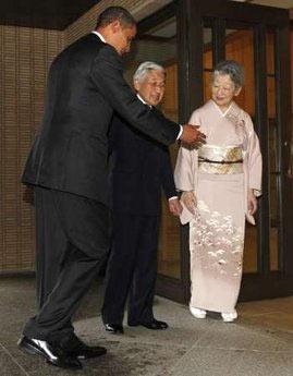 Forbesun geçen hafta Dünyanın en güçlü adamı olarak ilan ettiği ABD Başkanı Barack Obamanın Japonya ziyareti sırasında Japon İmparatoru Akihito karşısında eğilmesi kriz yarattı.
