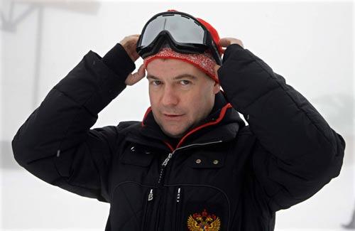 Rusya Devlet Başkanı Dmitri Medvedev ve Rusya Başbakanı Vladimir Putin yılbaşı tatilini birlikte kayak yaparak, kar motosikleti sürerek ve çay içerek geçirdi. Ekonomik kriz ve yaşanan facialarla zorlu bir yılı geride bırakan Rusya liderleri Karadeniz tatil şehri Soçi'de stres attı. (CİHAN/Ria Novosti)