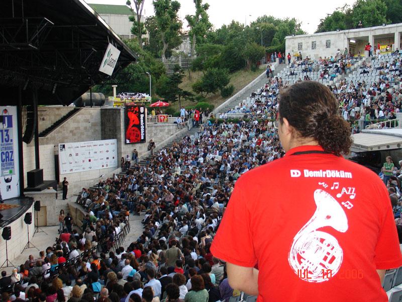 HARBİYE AÇIKHAVA TİYATROSU
Efsaneler buradan geçti
Şehrin göbeğindeki bu dört bin kişilik tiyatronun akustiği ve ışık sistemleri iyi. Nick Cave de burada konser verdi, PJ Harvey de. Leonard Cohen de Harbiye Açıkhavayı tercih etti, yıllar sonra Bob Dylan da. Bugüne dek Türkiyeyi ziyaret etmiş klasik müziğin, cazın, folkun, rockın en önemli temsilcileri mutlaka Harbiye Açıkhavaya uğramıştır. Temmuz ayı boyunca Uluslararası İstanbul Caz Festivalinin Chich Korea, Grace Jones gibi önemli konserlerini Açıkhavada izlemek mümkün.