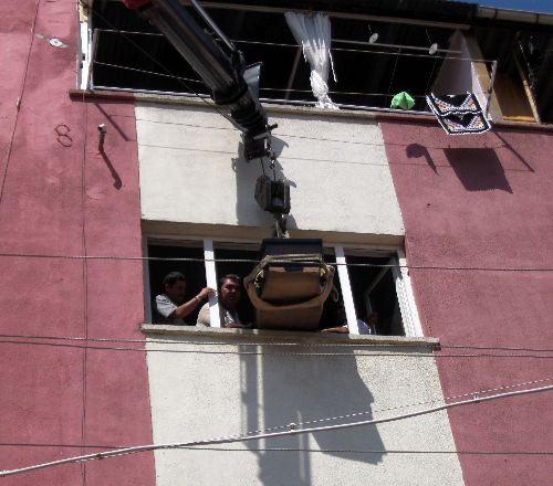 Eskişehir'de dün gece yaşamını yitiren 180 kilo ağırlığındaki güreş eski Türkiye şampiyonu Tamer Şahin'in cenazesi, kaldığı apartmanın 4. katından vinçle indirildi.