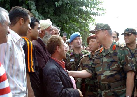 Genelkurmay Başkanı Orgeneral İlker Başbuğ, Van'ın Cumhuriyet Caddesi'nde vatandaşların sevgi gösterileriyle karşılandı.