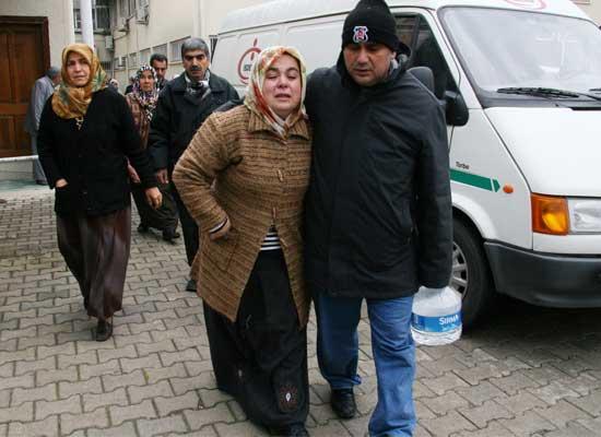 Hatay'ın Belen ilçesinde merkeze bağlı Kıcı köyündeki evlerinde sobadan sızan karbonmonoksit gazından zehirlenerek ölen Murat Ateş (34) ile eşi Sibel (30), çocukları Ayşenur (6) ve Esra Ateş hayatını kaybetti.