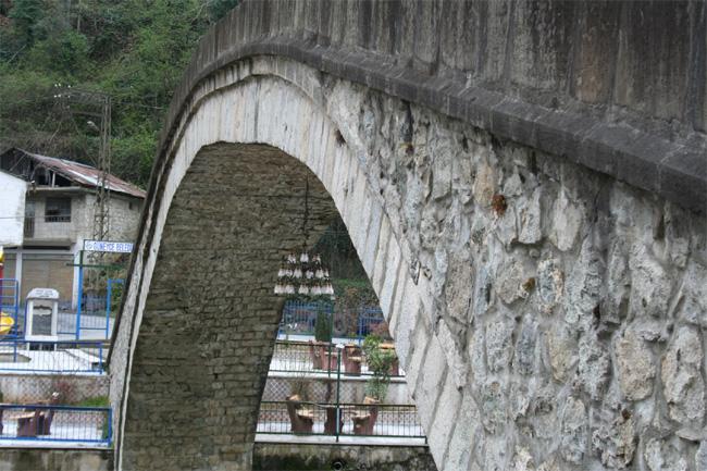 Rize'nin İkizdere ilçesine bağlı Güneyce belde belediyesince, tarihi kemer köprünün altına aydınlatma amacıyla avize takıldı.
1901 yılında inşa edildiği tahmin edilen tarihi kemer köprüye asılan ve sokak direklerindan çekilen hat ile elektrik verilen avize, geceleri otomatik olarak yanıyor.
Görenlerin ilgisini çeken avizenin hikayesini, Güneyce Belediye Başkanı Kemal Köse anlattı.