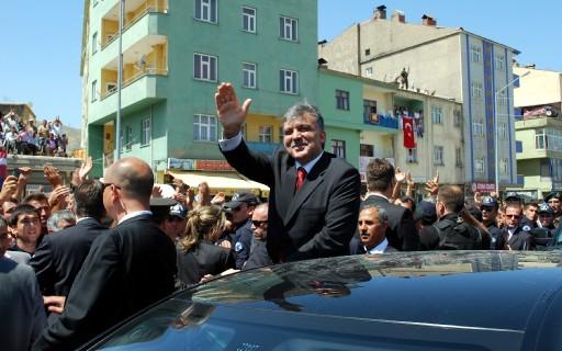 Cumhurbaşkanı Abdullah Gül, Bitlis'in düşman işgalinden kurtuluşunun 93. yıl dönümü dolayısıyla düzenlenen törenlere katılmak üzere geldiği şehirde sevgi selinin ortasında kaldı