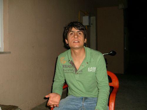 Zonguldak'ın Ereğli ilçesinde askere kendisine benzeyen arkadaşını gönderdiği tespit edilen Kenan Öztürk (fotoğraftaki kişi) isimli şahıs ile arkadaşının yerine askere giden Ahmet Danışmaz isimli şahıslar gözaltına alındı