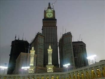 Fiyatları astronomik oranlarda yükselen bir diğer otel ise yine Mekke’de bulunan Mekke Clock Royal Tower. 14 Temmuz’a kadar 250 Dolardan satılan çift kişilik odanın fiyatı bir ay sonra yüzde 134 oranında artarak 586 Dolara yükselecek.