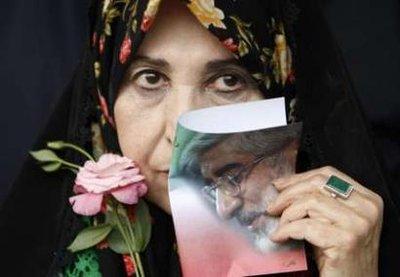 İranlılar 10. cumhurbaşkanlığı için sandık başına gitmeye hazırlanıyor. Yaşanan çekişmeler İran siyasetini, toplumunu tanımayanlarca rejimin çöktüğüne bile yorulabilir ancak İran'ı tanıyanlar bunun yanılgı olacağını belirtiyor