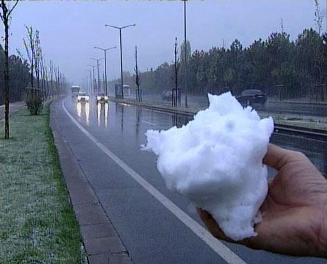 Ankaralılar, güne kar yağışıyla uyandı.