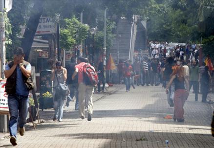 Taşlı sopalı kavga sonucu 18 kişinin gözaltına alındığı olaylar bugüne sarktı. Yaşananları protesto eden gruba kesici aletle yapılan saldırıda iki kişi yaralandı.