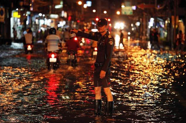 Tayland ordusu, kamyonlarla bölgedeki insanların tahliye edilmesine yardımcı oluyor