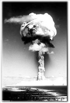 Fransa, 1960 yılında kolonilerinden biri olan Cezayirde ilk atom bombası denemesini yaparak nükleer yarışa katılmış oldu. Temmuz 1970te çekilen bu fotoğraf, Büyük Okyanusun güneyinde yer alan Fransız Polinezyasına bağlı Mururoa Atolünde yapılan bir denemeye ait.