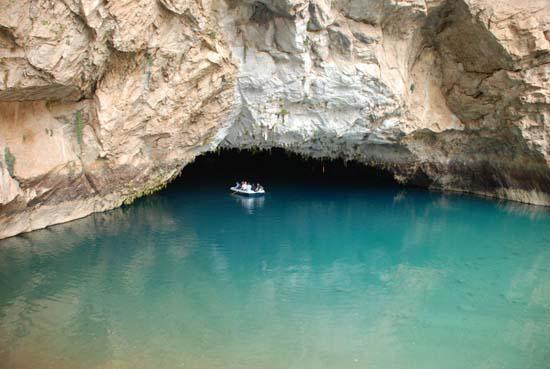 Yerli turistlerin yanı sıra özellikle Avustralya ve ABD´li turistlerin mağarayı ziyaret ettiğini kaydeden Muhtar Alper, ziyaretçilerin ihtiyaçlarına cevap verebilmek için restoran, büfe ve tuvaletler yapıldığını belirtti.