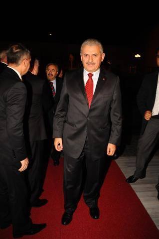 Heykel ve sütunlarla Fransız Sarayı'na çevrilen balo salonundaki düğünde çiftin nikah şahitliğini, Ulaştırma Bakanı Binali Yıldırım, eski başbakanlardan Tansu Çiller ve Hayat Uru yaptı.