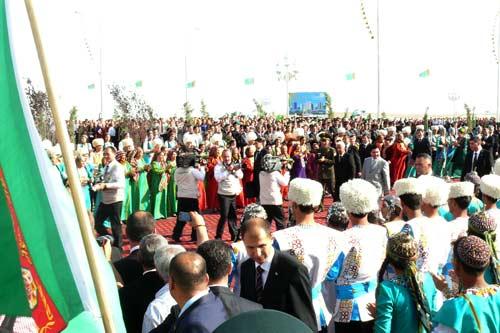 Berdimuhammedov, gece-gündüz ısı farkı en büyük şehirlerinden birinde dünyanın en tuzlu gölünün kıyısına dillere destan bir tesis, muhteşem bir açılış yaptı ama gazetecilerin şovu görüntülemesi için elden gelen arkaya konmadı! Bunlar kurtarılabilenler...