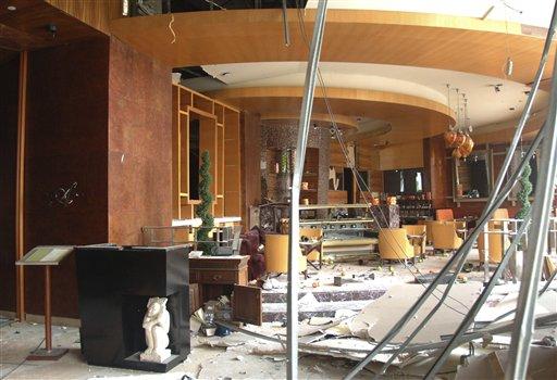 Başkent Cakarta'da iki büyük otelde eş zamanlı patlamalar meydana geldi. Paklamamış bombalar bulundu.