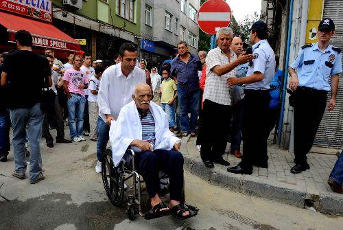 İstanbul Fatih'de Özel Çapa Hastanesi'nde çıkan yangın sırasında hastaların bir kısmı emlniyet için apar topar bina dışına çıkartıldı.