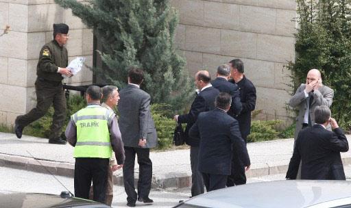 ESKI BAKANLARDAN HIKMET SAMI TURK'E, BILKENT UNIVERSITESI HUKUK FAKULTESI'NDE SALDIRI GIRISIMINDE BULUNAN D.A ETKISIZ HALE GETIRILDI. KUCUK CAPTA BIR PATLAMANIN YASANDIGI OLAYDA, TURK'UN KORUMALARI, SALDIRGANA DERHAL MUDAHALE EDEREK ETKISIZ HALE GETIRDI.