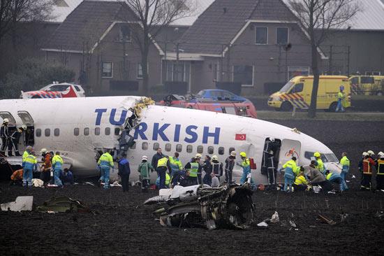 Türk Hava Yolları'na ait uçak, Hollanda'nın Amsterdam kentinde Schiphol havaalanına inerken yere çakıldı.