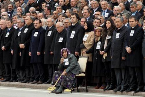 AK Parti Ordu Milletvekili Harun Çakırın TBMMdeki cenaze töreninde ayakta zorlukla durabilen annesi Fatma Çakır, bir sandalyeye oturtuldu. Çakırın Oğlum diye ağlaması herkesi duygulandırdı.