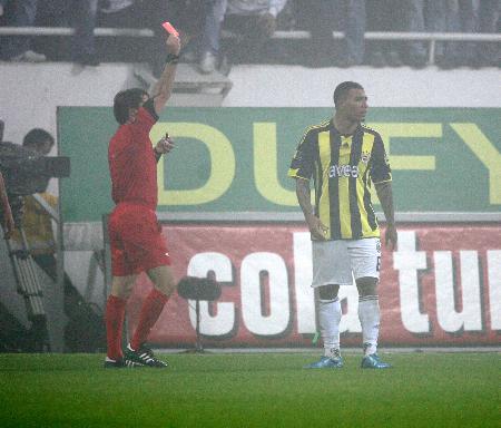 Beşiktaş-F.Bahçe derbisinin 75. dakikasında yardımcı hakem Bahattin Duran'a küfür eden Kazım oyundan atılırken, Duran'ın "Kazım küfür etti, at" sözlerini ekrana yansıdı. İşte o an yaşananlar ve Kazım'ı yakan küfür: