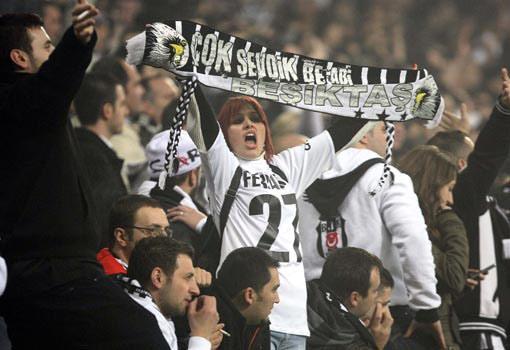 Beşiktaş'ın derbiyi 3-0 kazanmasının ardından Beşiktaşlılar, internette Fenerbahçe'ye takılmaya başladı: "Fenerbahçenin yeni transferleri, bu derbinin ardından gerçek Fenerbahçeli oldular!"