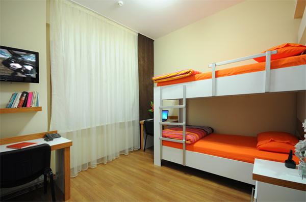 Dünyada ilk kez uygulanan bir model ile yurt klasmanında çıtayı yükselterek 5 yıldızlı otel konforunda hizmet veren Kampüsaray, öğrencilere özel banyo, tuvalet, buzdolabı,televizyon ve telefonu olan farklı oda seçenekleri sunarken, yüzme havuzu, sauna, bilardo ve spor salonu  gibi yurtlarda alışık olmadığımız çeşitli aktivitelerden de ücretsiz olarak yararlanma imkanı sağlıyor. Adan Zye bir öğrencinin ihtiyacı olan her şeyin sağlandığı  bu lüks yurtta özürlü öğrenciler içinde çift asansör ve özel banyolar gibi detaylar da yer alıyor.