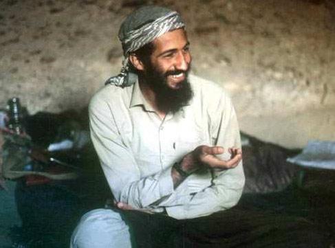 Sovyet karşıtı gerillanın arka üssü olan Pakistan'ın Peşaver kentine yerleşen Usame bin Ladin, bu direnişin başlıca örgütleyicilerinden Filistinli Abdullah Azam ile tanıştı.