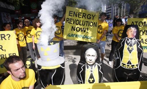 Greenpeace üyesi bir grup, Ankara Milli Müdafa Caddesi'nde nükleer enerji karşıtı protesto gösterisinde bulundu