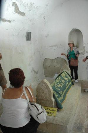 Eskişehir'in Seyitgazi ilçesindeki Seyyid Battal Gazi Külliyesi'nin içerisine Amerikan tarzı mutfak yapılması tepkilere neden oldu.