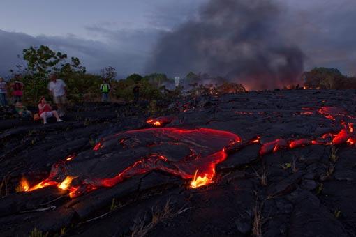 1300 kilometre kareden fazla alanı kaplayan vesınırları içinde Kilauea ve Mauna Loa kraterleri bulunan parkta, yanardağlardan Büyük Okyonusa dökülen lavları görmek için akın akın gelen turistler eksik olmuyor.
