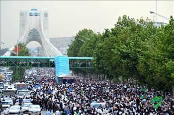 2009 SEÇİMLERİ OLAYLI GEÇMİŞTİ

İran'da 2009 yılında yapılan Cumhurbaşkanlığı Seçimi de çok olaylı geçmişti. Ahmedinejad zaferini ilan ederken, seçimin hileli olduğu düşünen muhalif Mir Hüseyin Musavi taraftarları başkent Tahran'da ve ülkenin diğer büyük şehirlerinde gösteriler düzenlemişti.