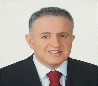 Makine alımlarının yüzde 80ini leasingle yaptık<br><br>
<strong>AHMET ÇELİK / TOPRAK ÜRÜNLERİ MESLEK KOMİTESİ: </strong>Türkiyenin en büyük, dünyanın da sayılı Odalarından bir tanesiyiz. Ülkenin ve sektörün en önemli firmaları üyelerimiz. Şimdi fuarlara katılım maalesef zayıf oluyor. Bu fuarlara büyük emekler harcanıyor.
KDV yüzde 18e çıkmadan önce sektörümüzdeki makine ekipmanlarının yüzde 70-80i leasingle alınıyordu; kiralama işlemi olduğu için yatırım çok daha kolay yapılabiliyor. Önümüzdeki kriz döneminde hepimizin işleri etkilenecek. Firmalar yeni makine ekipmanı alımı için daha çekingen davranacaklar. Leasingdeki 6 milyar dolarlık fonun ekonomiye kazandırılması lazım. Yüzde 8 değil de, eski yasaya dönülmesi için hep birlikte çaba sarf etmeliyiz.
Çek yasasıyla ilgili olarak da, yeni Türk Ticaret Kanununa (TTK) göre vadeler 2 aya düşüyor. Artık vadeli işlem yapılamayacak. En azından bu çek yasasının, yeni TTKnın uygulanma dönemine veya ondan sonraki döneme kadar uzatılması konusunda çaba sarf edilmeli diye düşünüyorum. Mevcut yasalarla İstanbulun yenilenmesi, kentsel dönüşümün yapılması maalesef mümkün değil. İmar kanunu, imar mevzuatı buna el vermiyor. Bunların değiştirilmesi için de inşaat komitelerinin çaba sarf etmesi gerekir.