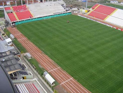 <b>MANİSA 19 MAYIS</b> Mayıs Stadı'nda UEFA ve Türkiye Futbol Federasyonu'nun istediği kriterler için bazı tadilatlar yapıldı. Kale arkası ve açık tribünlerinin üstünün kapatılması projesi gerekli bütçe olmadığı için yapılamadı, ancak bu konuda farklı yerlerden gelir elde etmek için çalışmalar sürüyor.