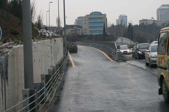 Gidiş istikametinde metrobüsler bu noktada normal trafiğe karışacak