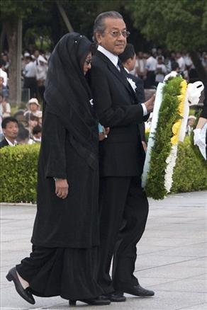 Japonya'nın batısındaki Hiroşima kentinde kurbanların anısına düzenlenen törene, aralarında ABD'nin attığı bombadan kurtulmayı başaranların da bulunduğu, Başbakan Taro Aso ve 60 kadar ülkeden temsilcilerden oluşan yaklaşık 50 bin kişi katıldı.