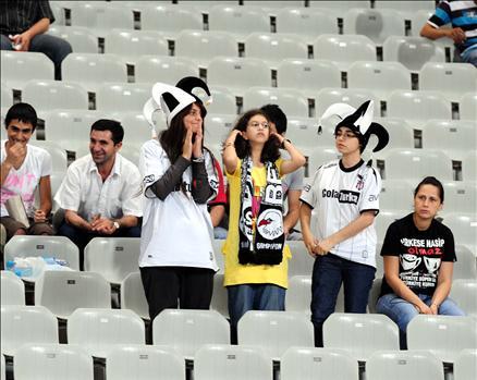 2009-2010 Sezonu perdesini açtı. Şampiyon Beşiktaş, açılış maçında İstanbul Belediyespor'la öne geçtiği maçta 1-1 berabere kaldı...