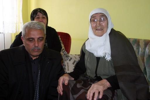 Helikopterin düştüğünün duyulmasından sonra BBP Genel Başkanı Muhsin Yazıcıoğlu'nun annesi, eşi, çocukları ve kardeşleri başta olmak üzere akrabalarının evinde gözyaşı içinde bekleyiş sürüyor