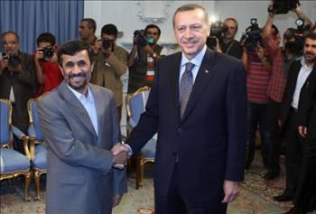 Ancak her fırsatta Ahmedinejad, Türkiye'yi çok sevdiğini ve ilişkilerinin her zaman iyi olacağını belirtti.
Ahmedinejad, Türk dili ve edebiyatının üniversitelerde okutulması için Kültür Şurasında karar aldıklarını ve bunun bir süre önce tebliğ edildiğini belirterek; Türkçe'yi İran kültürünün bir sermayesi olarak nitelendirmiştir. Türkiye ile vizeler kaldırmıştır.