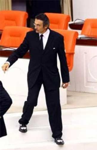 EN BABA GİYİNEN
Eski Bakan Kürşad Tüzmenin İtalyan mafya Carleone ailesinin anlatıldığı Baba filminden esinlendiği ayakkabılarıyla damgasını vurdu.