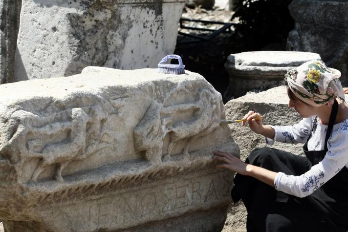 Söğüt, araba yarışı sahnesinin bulunmasının ardından kazı ekibinin heyecanlı bir bekleyiş yaşadığına işaret ederek, ''Her an aynı bölgede başka araba yarışı sahnesi figürleri veya farklı figürler bulmayı umuyoruz. Araba yarışları antik dönem için en önemli faaliyetlerden birisi. Bu yarışlarda başarılı olmak büyük bir onur. Antik dönemde cenaze törenlerinde ve sportif etkinliklerde düzenlenen araba yarışları büyük önem taşıyor. Antik döneme ait seramik eserler ve yapılar üzerinde araba yarışı figürlerine sıklıkla rastlıyoruz'' diye konuştu