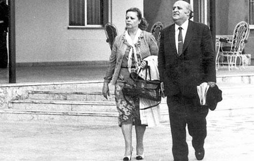 Mussolini g&ouml;r&uuml;n&uuml;ml&uuml; S&Uuml;LEYMAN DEMİREL

Mussolini g&ouml;r&uuml;n&uuml;ml&uuml;. G&ouml;r&uuml;şleri hi&ccedil;bir &ccedil;ekingenliğe yer vermeyecek şekilde ortanın sağında. Batı yanlısı ve &ccedil;ok &ccedil;alışkan. Esnek ve iyi bir hatip, ancak konuşmaları dolamba&ccedil;lı ve laf kalabalığından ibaret. Bu konuşmalar bazen fazla zek&acirc; da i&ccedil;ermiyor. Ancak kitlelerle yakınlık kurma konusunda b&uuml;t&uuml;n diğer liderlerden &ccedil;ok daha iyi.