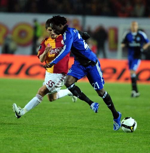 G.Saray-Hambur maçında Ali Sami Yen tartihi günlerinden birini daha yaşarken protokol tribününde ağı isimler vardı.