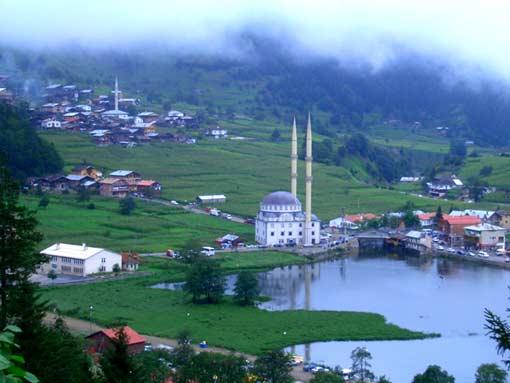 Tatilini Doğu Karadeniz'in eşsiz doğasında dinlenip aynı zamanda doğa sporlarıyla geçirmek isteyenler için ise dünyaca ünlü Uzungöl eşsiz olanaklar sunuyor.
