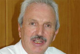 <p><strong>Kemal Alemdaroğlu:</strong> İstanbul Üniversitesi’nin tartışılan rektörüydü. Eğitim özgürlüğü ve insan hakları konusunda yasakları sınır tanımadı. Yolsuzluk suçlamaları sebebiyle YÖK ve Cumhurbaşkanı tarafından görevden alındı. 2003 yılında Türk Tabipler Birliği Onur Kurulu tarafından intihal suçundan iki ay meslekten uzaklaştırma cezası aldı. Ergenekon soruşturması kapsamında 21 Mart 2008 tarihinde gözaltına alındı, iki gün sonra tutuksuz yargılanmak üzere serbest bırakıldı.</p>