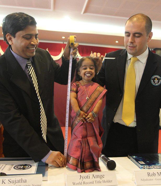 Yaklaşık 63 santimetrelik boyuyla iki yaşındaki bir çocuktan daha kısa olan Hintli lise öğrencisi Jyoti Amge, Nagpur şehrindeki ölçümün ardından "dünyanın en kısa kadını" ilan edildi.
<br><br>
Boyuna yaklaşan Guiness sertifikası ile poz veren Amge, bu sene liseyi bitirdikten sonra üniversiteye gitmek istediğini söyledi ve "Hayalim Bollywood yıldızı olmak" diye ekledi.