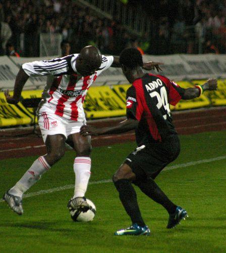 Sivasspor, evinde öldü öldü dirildi. İlk yarıyı yenik kapayan ev sahibi maç sonunda 3 puanı hanesine yazdırmayı bildi. Gençlerbirliği ise yenilmesine rağmen büyük sevinç yaşadı.