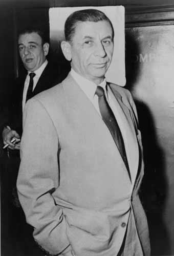 Yahudi mafyasının bir numaralı ismi Meyer Lansky, 1940lı yıllardan itibaren gücüne güç kattı. Ancak Hooverın ölmesine kadar ciddi bir sorun yaşamadı. Lanskynin elinde Hoover ve Tolsonun seks yaparken çekilmiş resimleri olduğu iddia edildi hep.