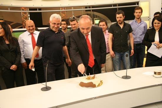 2 Haziran 2008'de yayın hayatına başlayan ÜLKE TV bugün 1 yaşını doldurdu. Kanalın haber merkezinde pasta kesilerek kutlama düzenlendi.