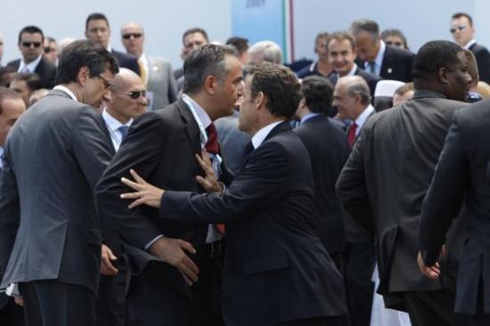 G-8 toplantısı, liderlerin aile fotoğrafı çektirmelerinin ardından İtalya Başbakanı Berlusconi'nin düzenlediği bir basın toplantısıyla sona erdi. Zirveye liderlerin çapkın bakışları damga vurdu.