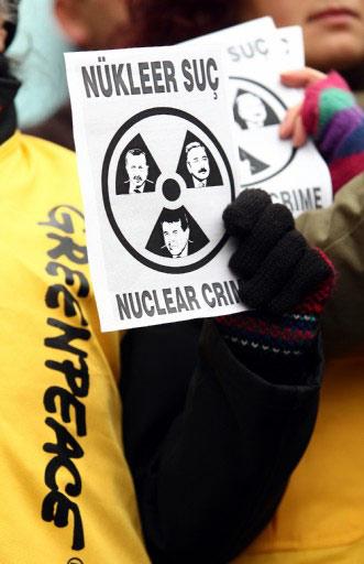 Greenpeace üyesi 6 kişi, ''nükleer santral ihalesini'' protesto etmek için Kızılay'daki gökdelene çıktı. 6 eylemci, polisin müdahalesi üzerine eylemlerini sonlandırdı. İşte o anlar: